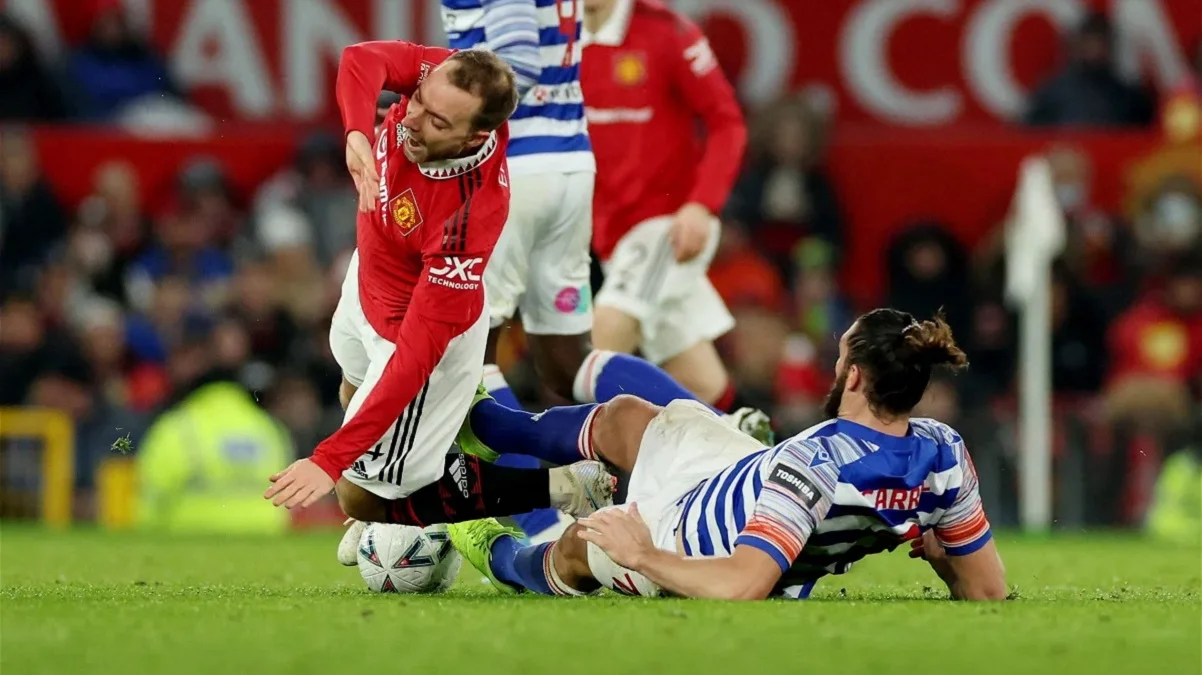 Крістіан Еріксен проти Енді Керрола / Getty images