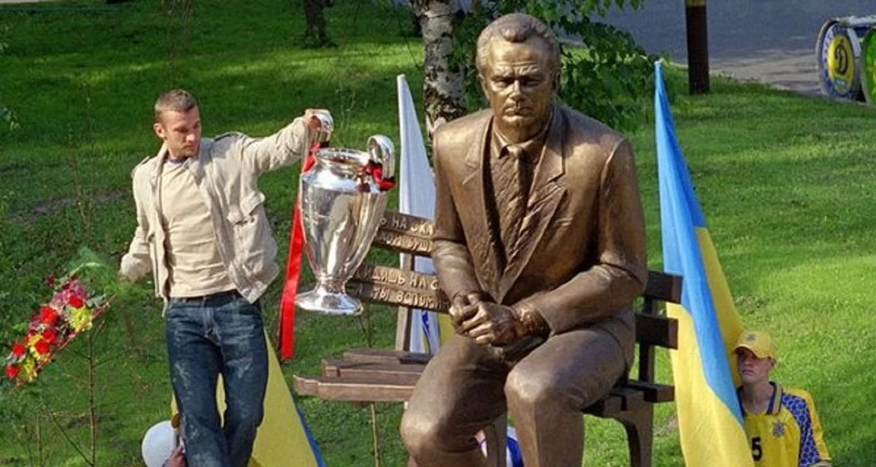 Шевченко возле памятника Лобановскому / Фото из открытых источников