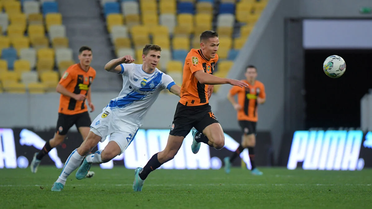 Ілля Забарний проти Данила Сікана / фото: ФК Шахтар