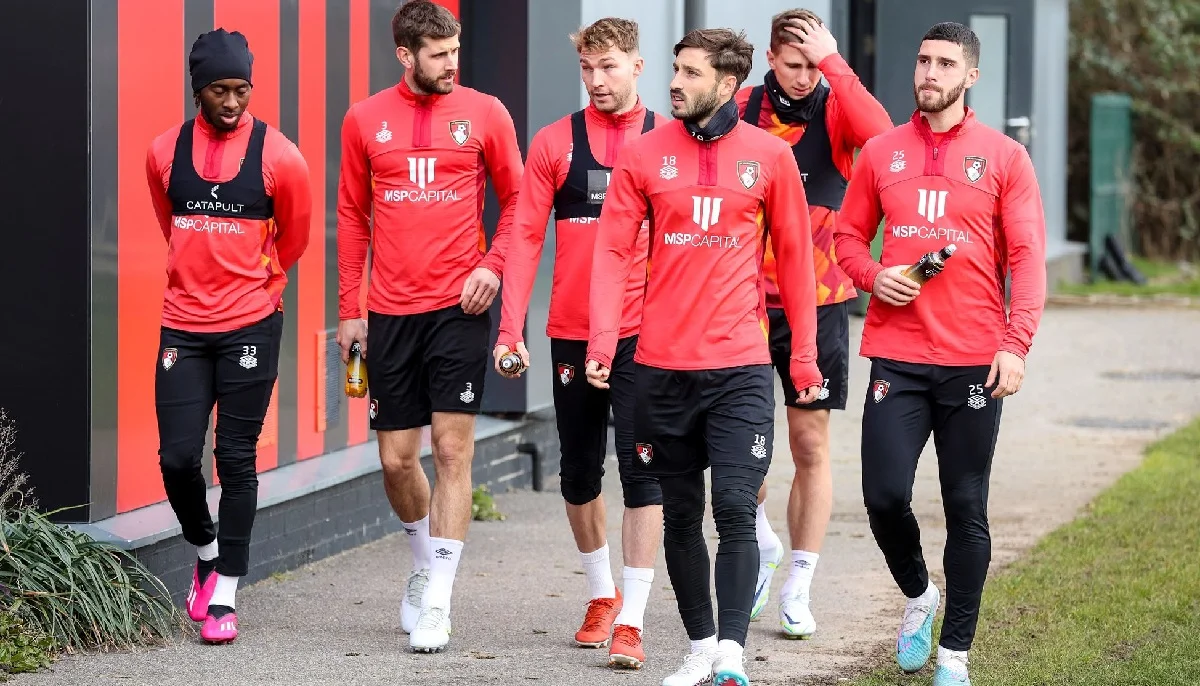 Илья Забарный (сзади) с одноклубниками / ФК Борнмут