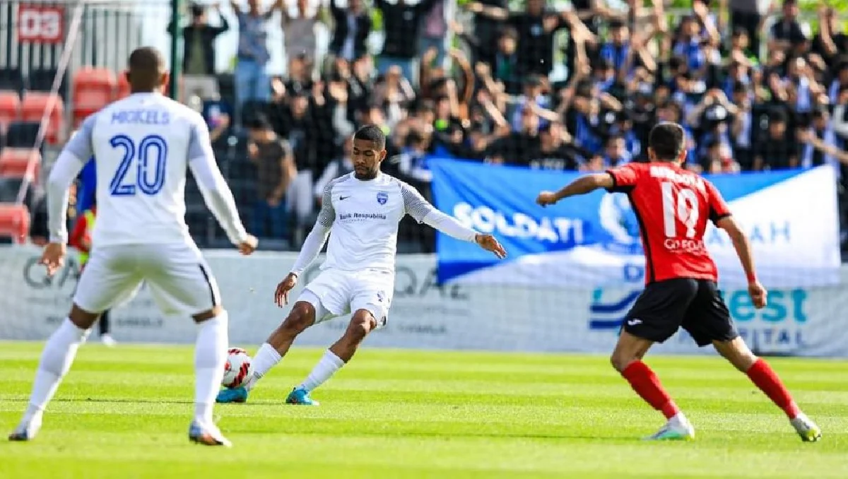 Ігор Габріел (в центрі) / ФК Сабах