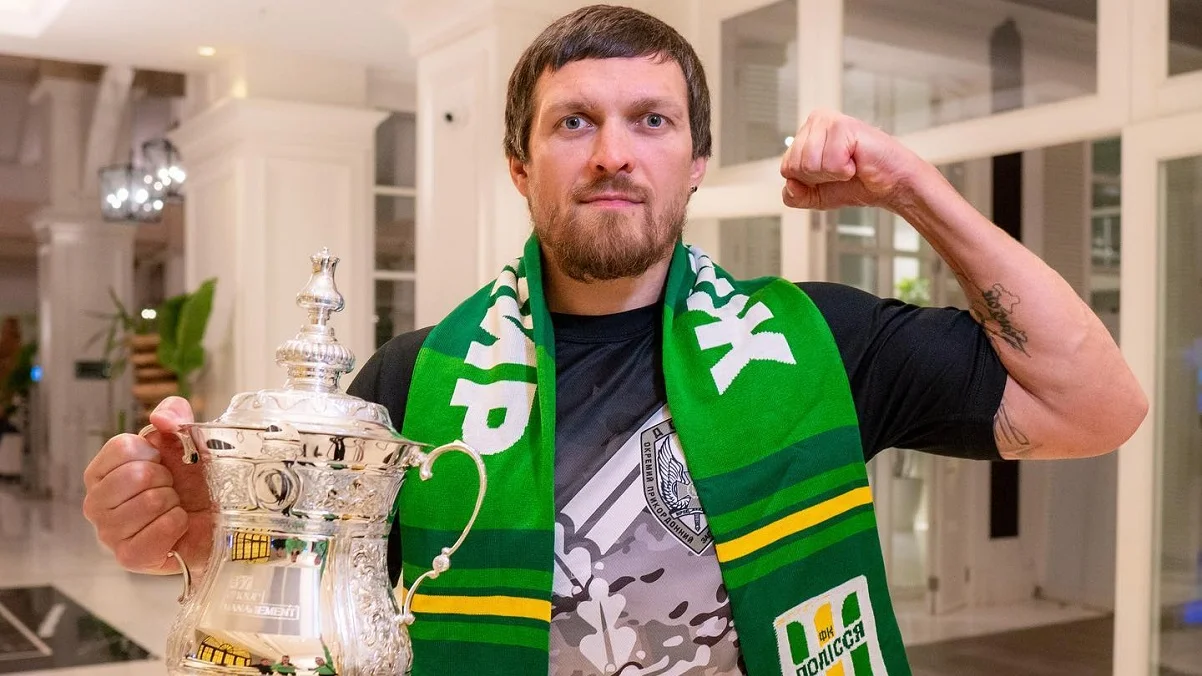 Олександр Усик з Зимовим кубком / фото: Полісся