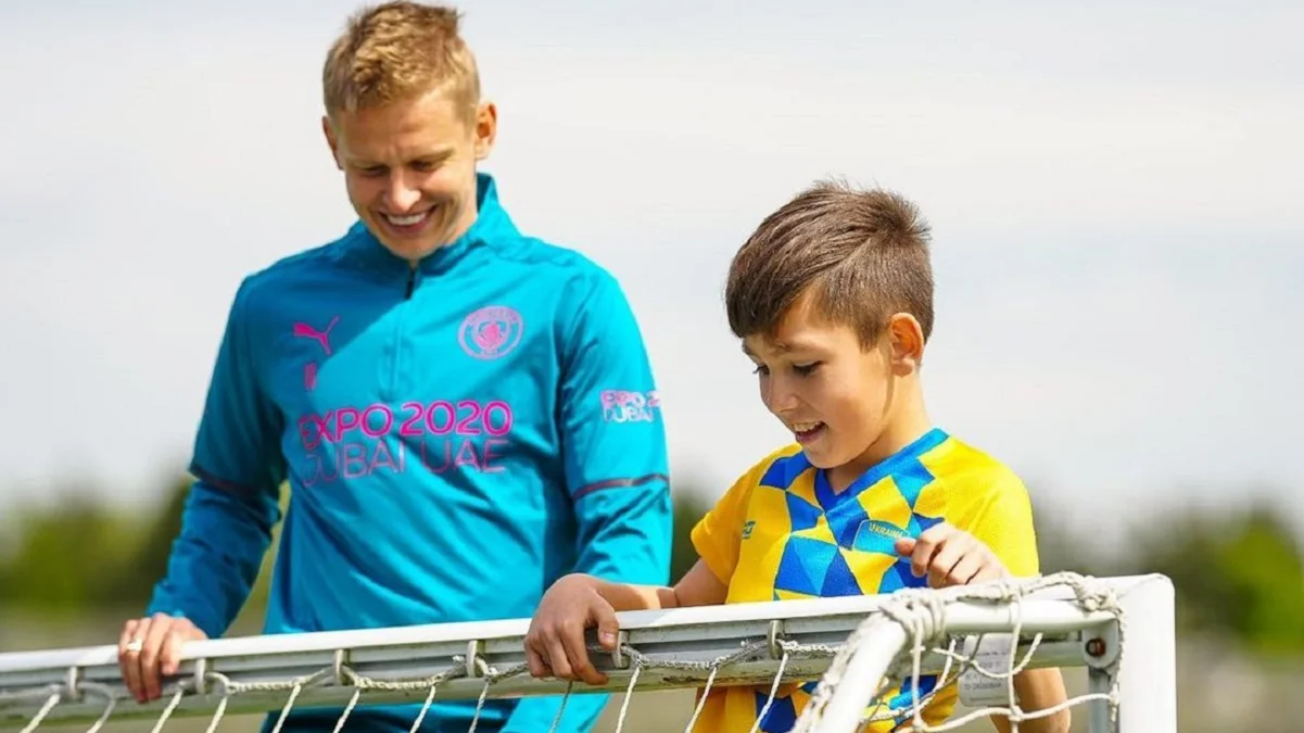 Олександр Зінченко допомагає українцям / Instagram