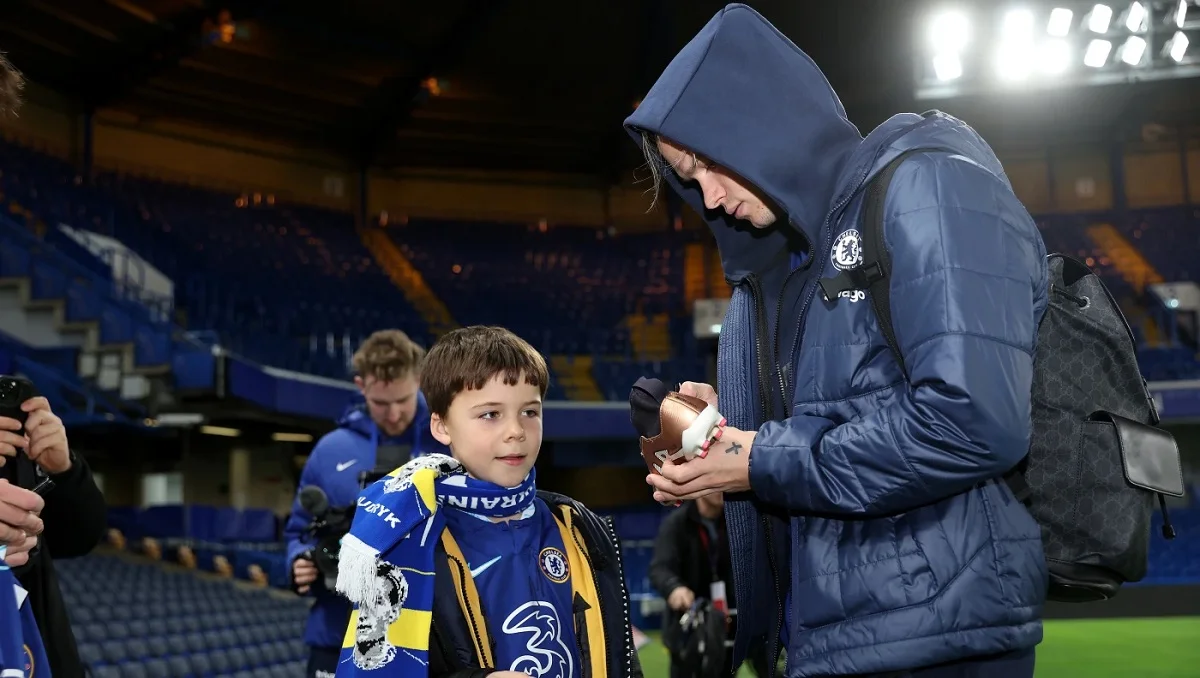 Михайло Мудрик з фанатом / Фото Челсі