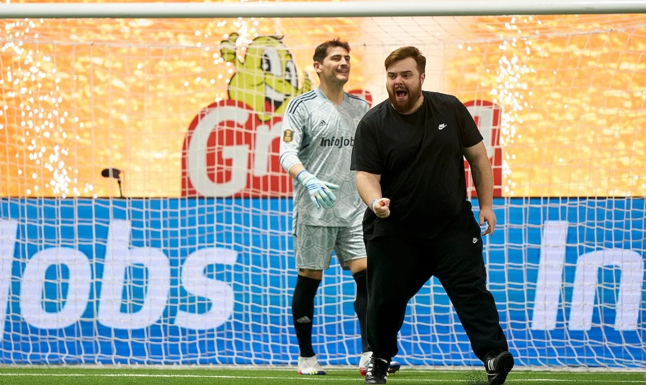 Ібаї тріумфує на тлі Касільяса / Сайт Kings League