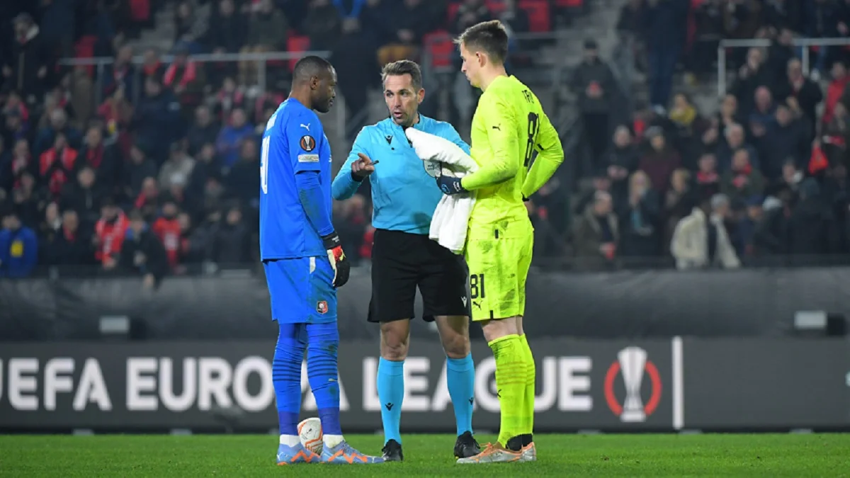 Стів Манданда, арбітр та Анатолій Трубін / Фото Шахтаря