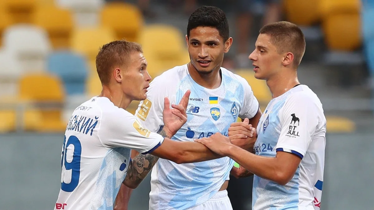 Эрик Рамирес (по центру) / ФК Динамо