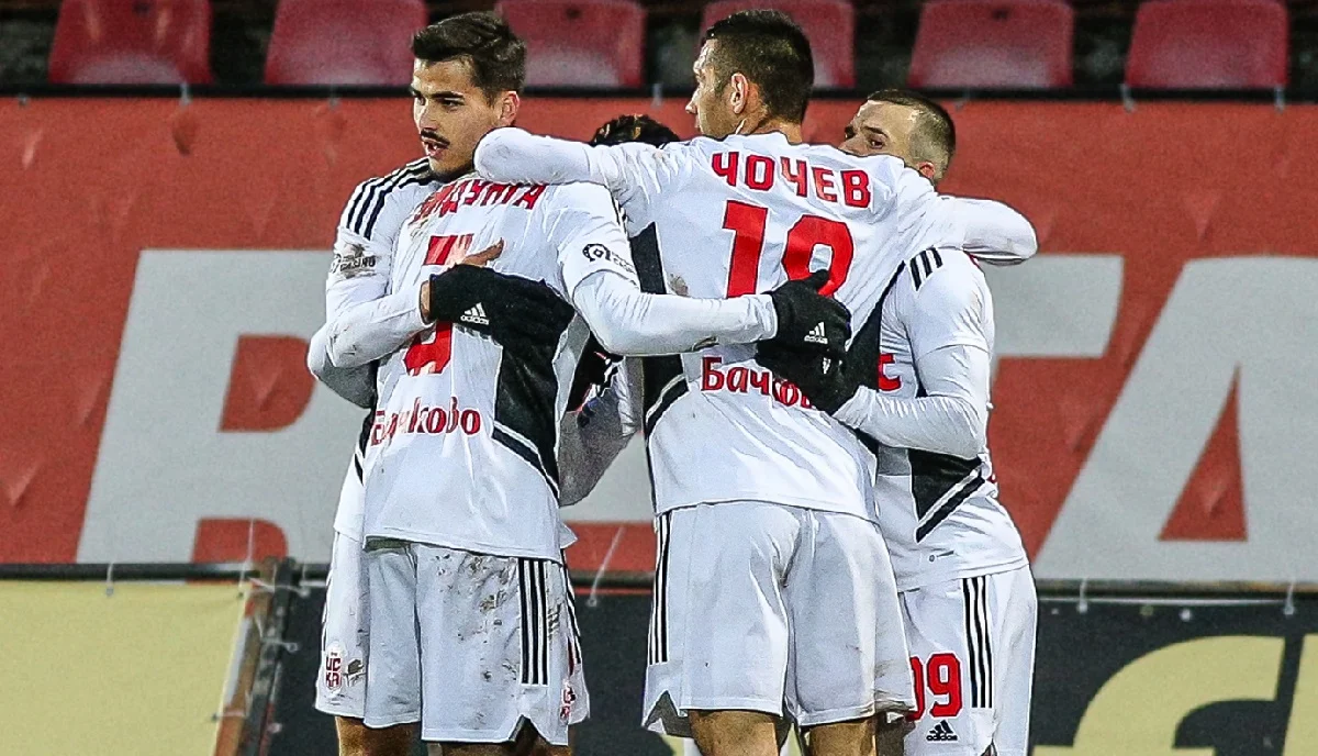 Євген Сердюк (ліворуч) в обіймах партнерів / ФК ЦСКА 1948