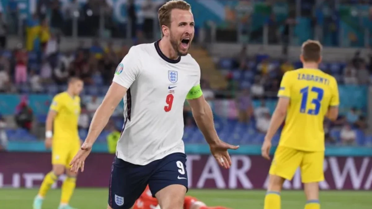 Кейн забивает в ворота сборной Украины / Reuters