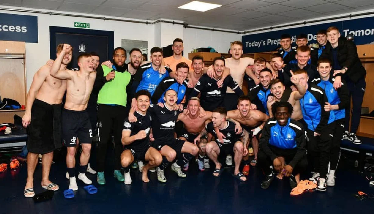 Радость Фолкерка в раздевалке / Сайт клуба