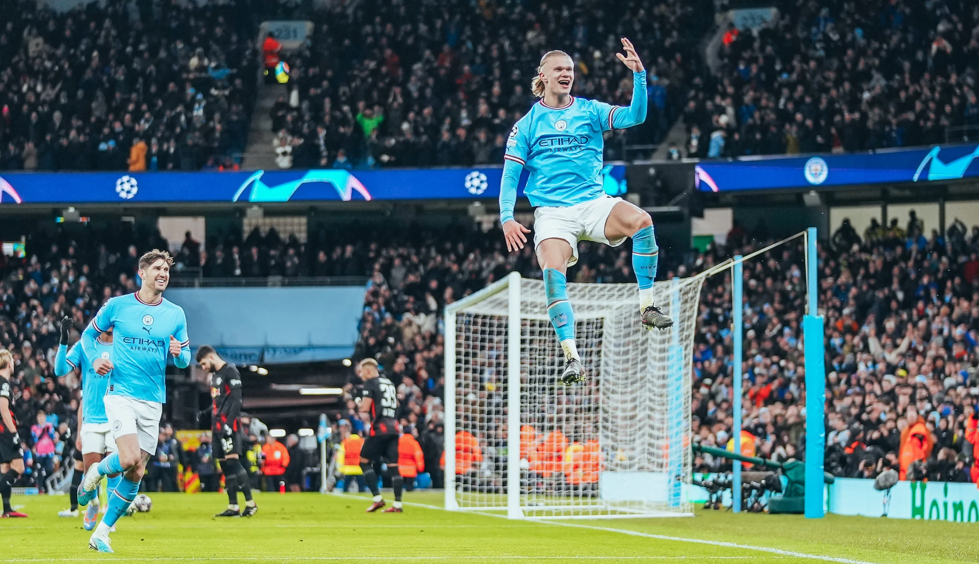 Холанд празднует великий вечер / Man City