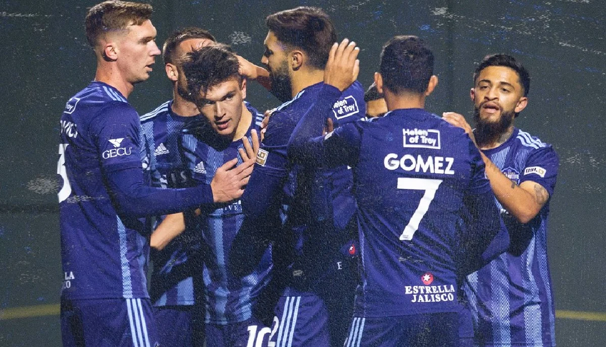 Денис Костышин (в центре) / Эль Пасо Локомотив