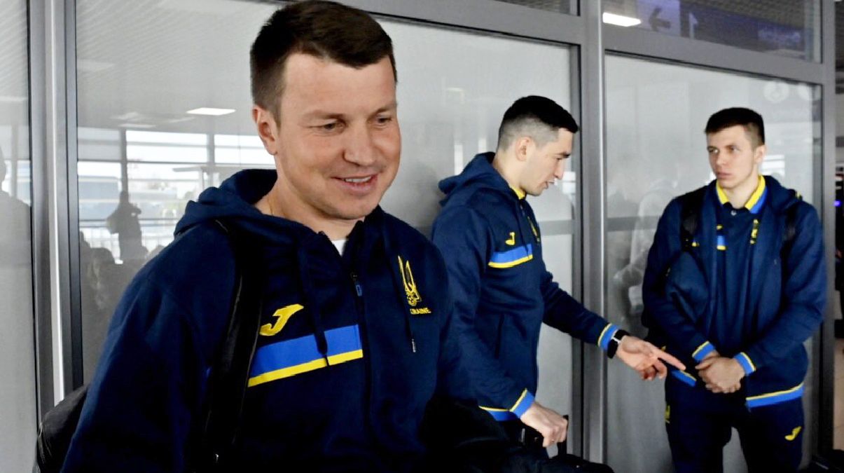 Руслан Ротань со сборниками / УАФ