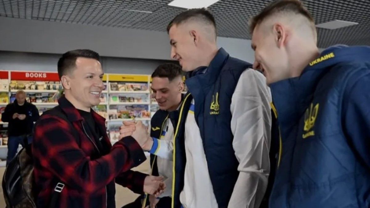 Евгений Коноплянка с другими игроками сборной Украины / фото: УАФ