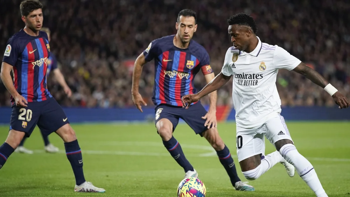 Винисиус против Роберто и Бускетса / Marca