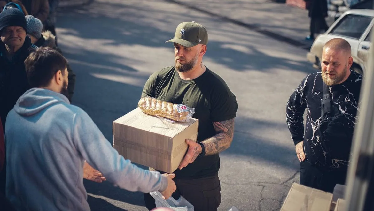 "Народная армия" во время выдачи помощи / Фото из соцсетей Романа Зозули