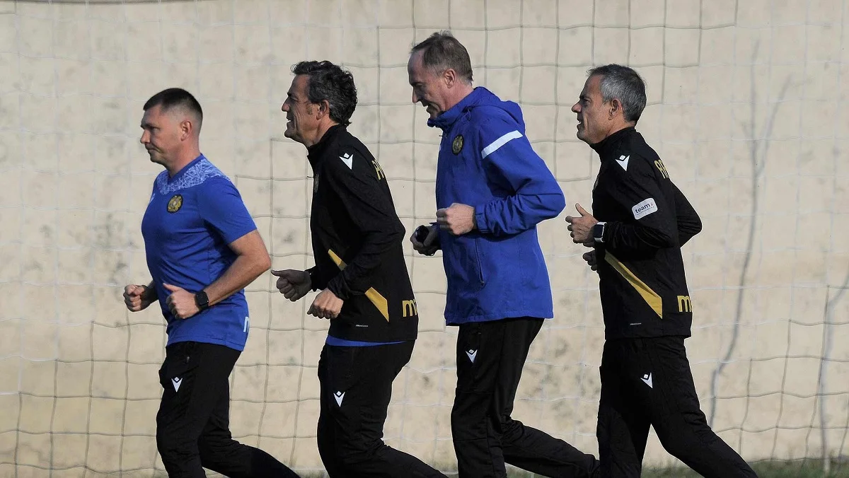 Александр Петраков и его помощники / Фото Федерации футбола Армении