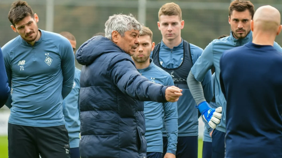 Луческу поруч з гравцями Динамо / фото: ФК Динамо