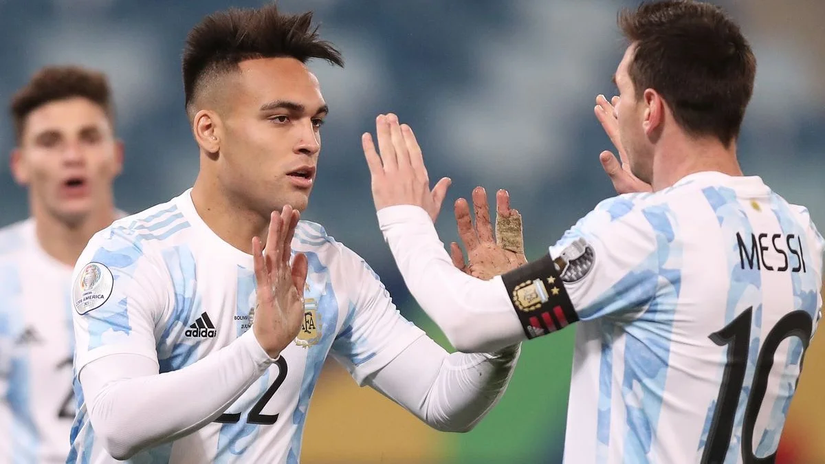 Лаутаро Мартінес та Ліонель Мессі / Getty Images