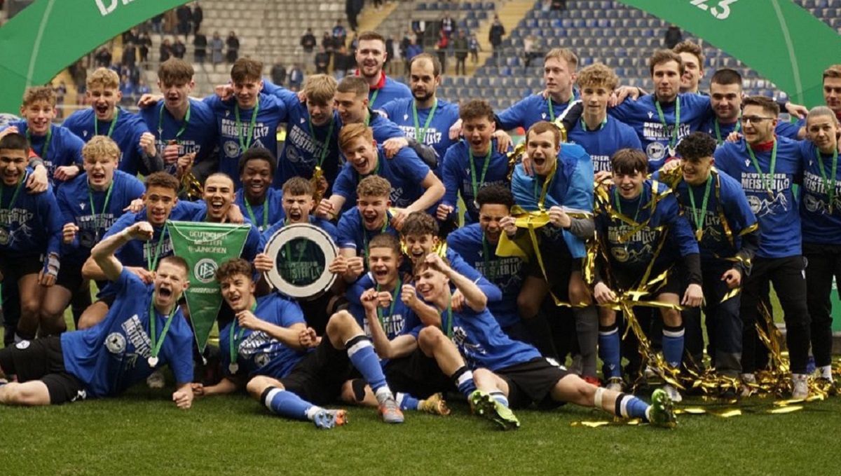 Артем Залога (з укранським прапором) – чемпіон Німеччини / Армінія