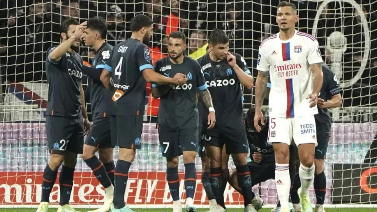 Игроки Марселя празднуют гол в ворота Лиона / AP