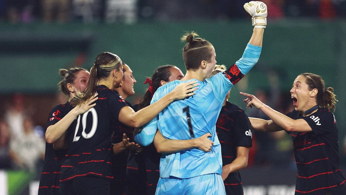 Біксбі в обіймах партнерок / AFP