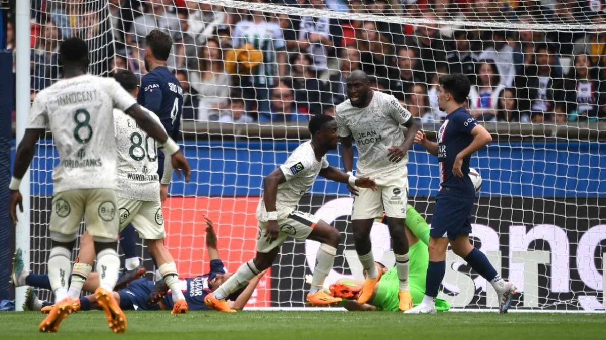 Лорьян празднует один из забитых мячей в ворота ПСЖ / AFP