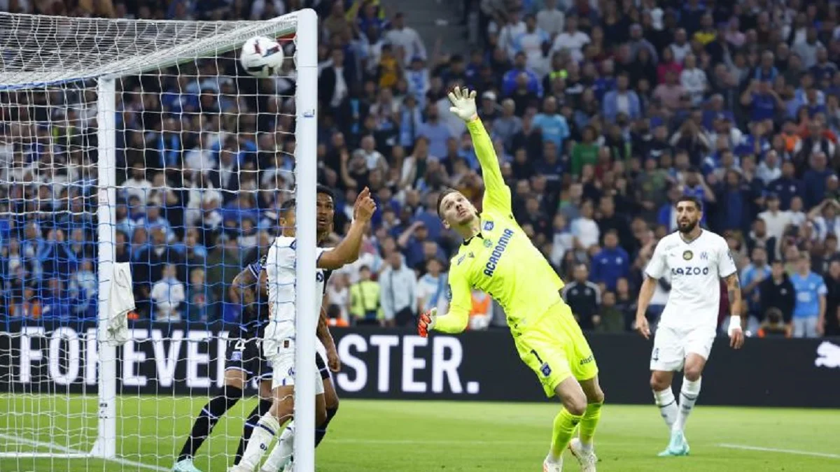 Лопес пропускает чудо-гол