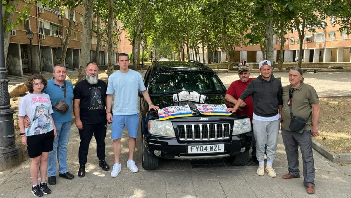 Андрей Лунин и Роман Зозуля с автомобилями, приобретенными для ВСУ / Facebook Романа Зозули