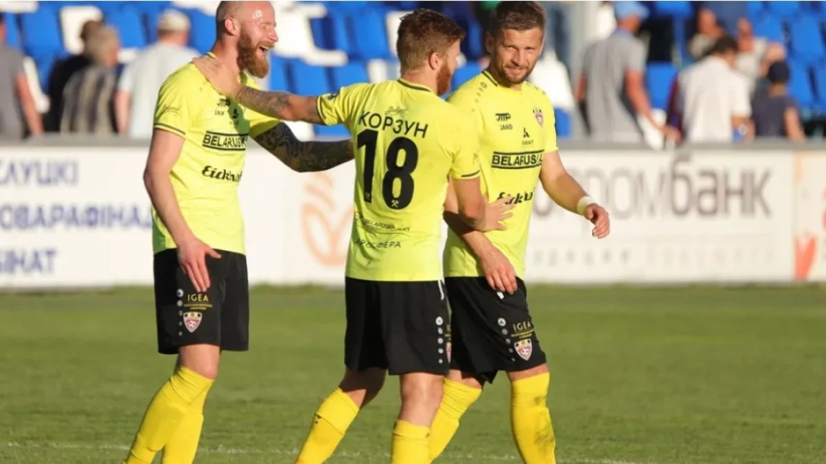 Микита Корзун в оточенні одноклубників / фото: ФК Шахтар Солігорськ