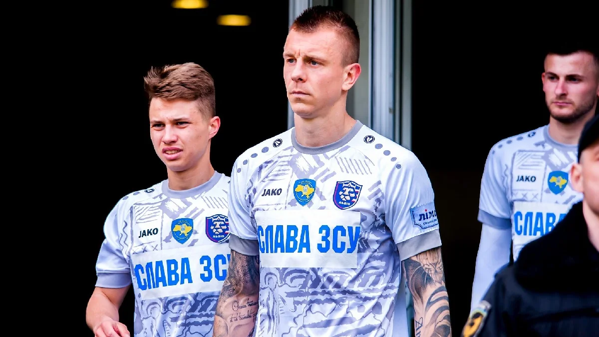 Олексій Дитятьєв (в центрі) / ФК Львів