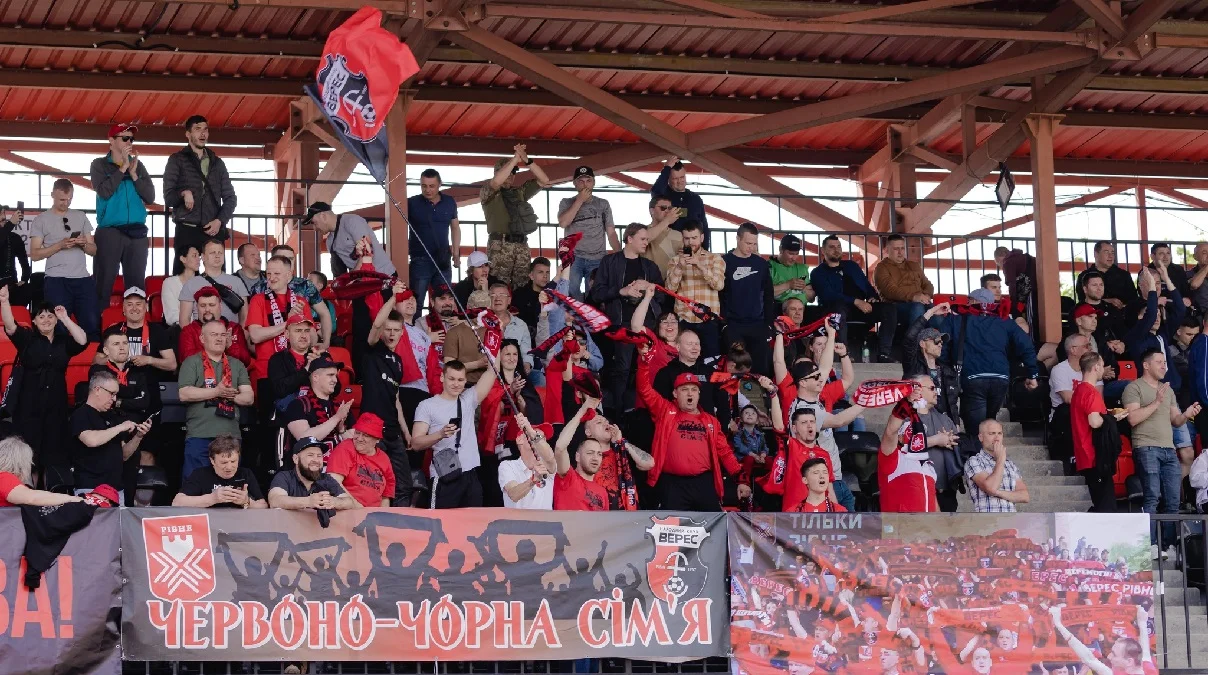 Болельщики Вереса на трибунах стадиона Авангард / ФК Верес