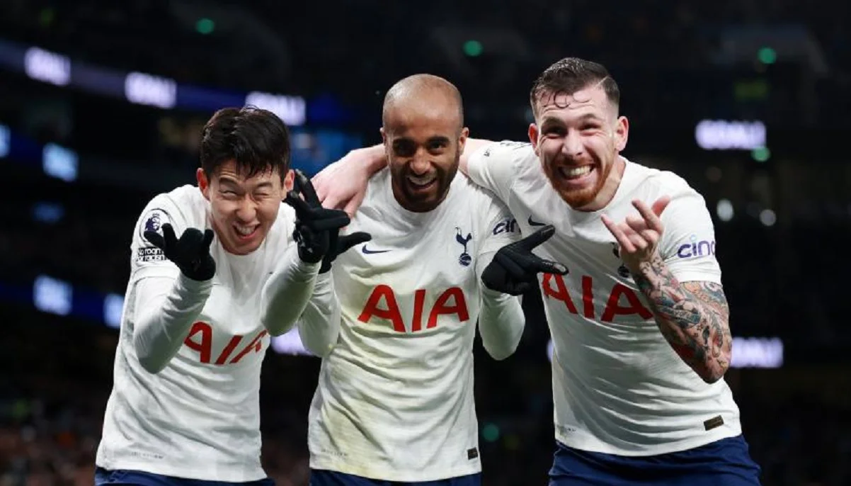 Лукас Моура с партнерами / фото: Reuters