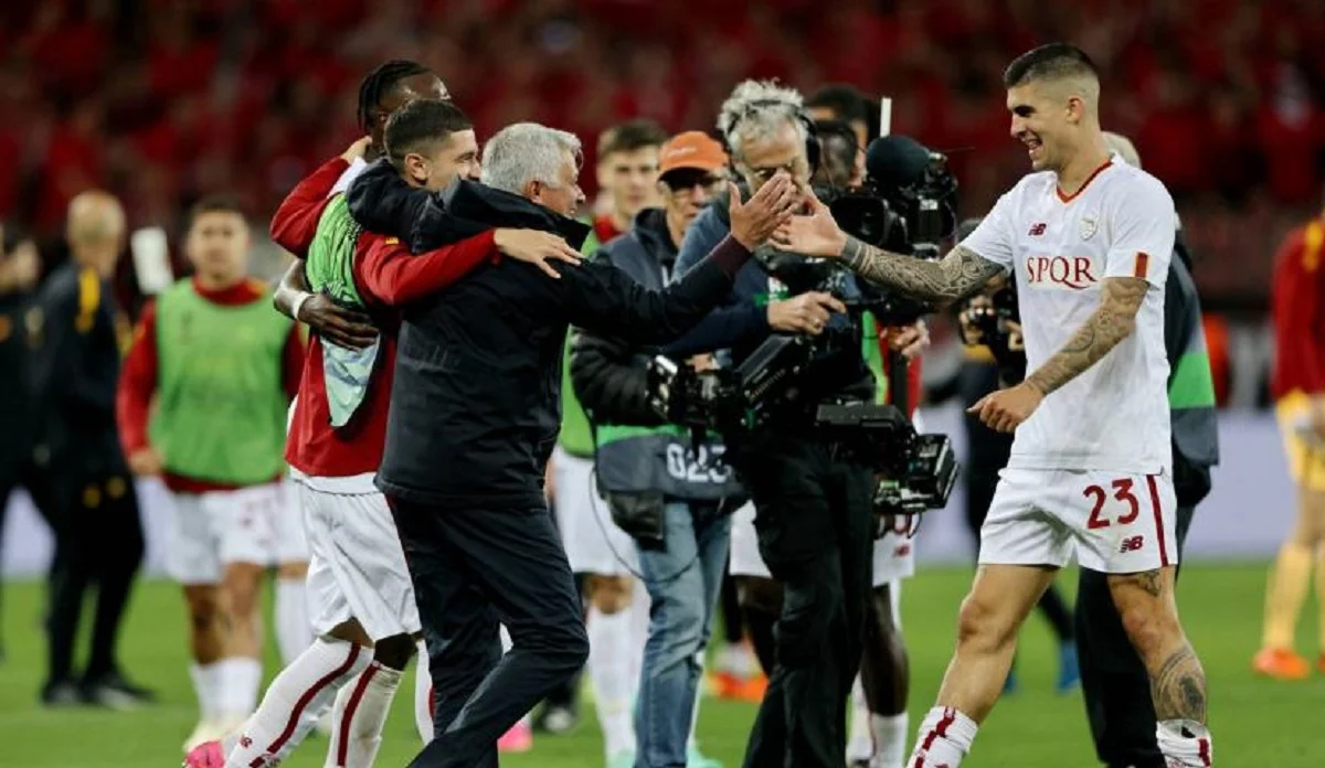 Жозе Моурінью з гравцями / фото: Reuters