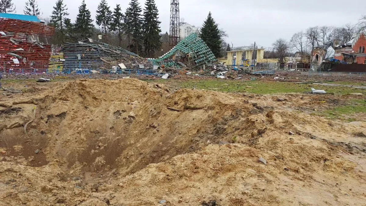 Розбомблений стадіон Десни / фото: ФК Десна