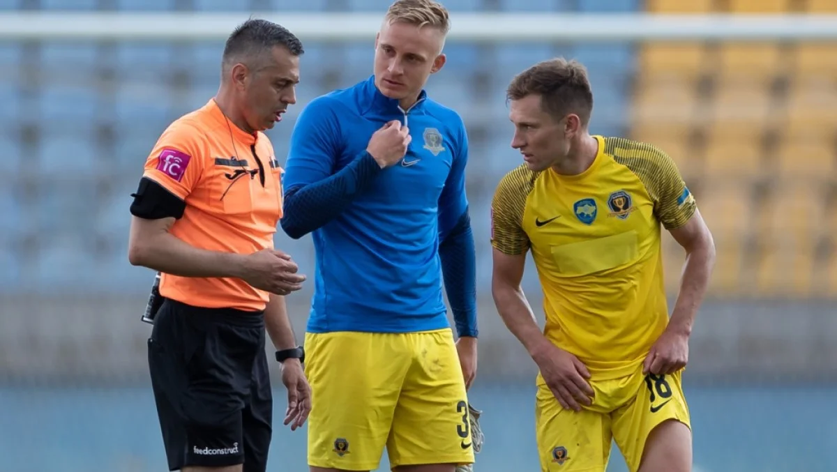 Игроки СК Днепр-1 рядом с арбитром / фото: СК Днепр-1