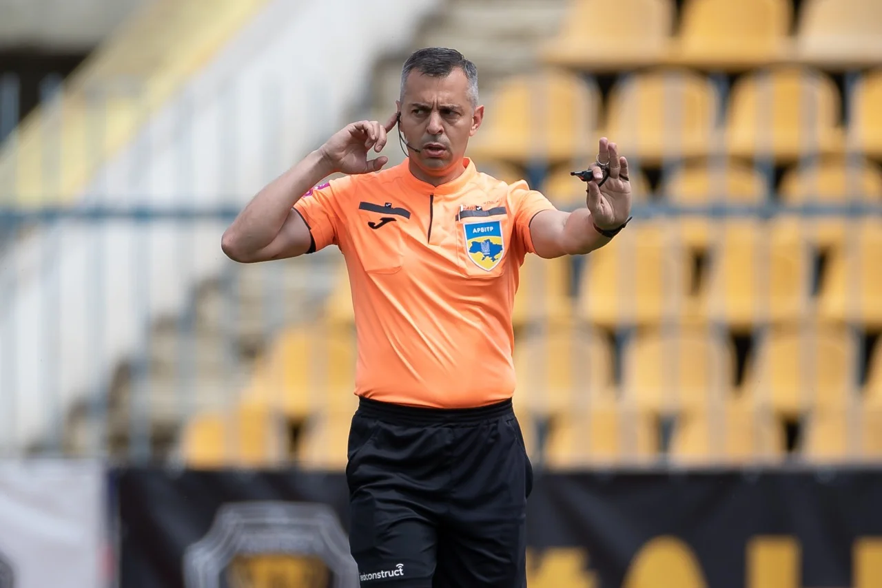 Ярослав Козик слухає підказку арбітра VAR Євгена Арановського / СК Дніпро-1