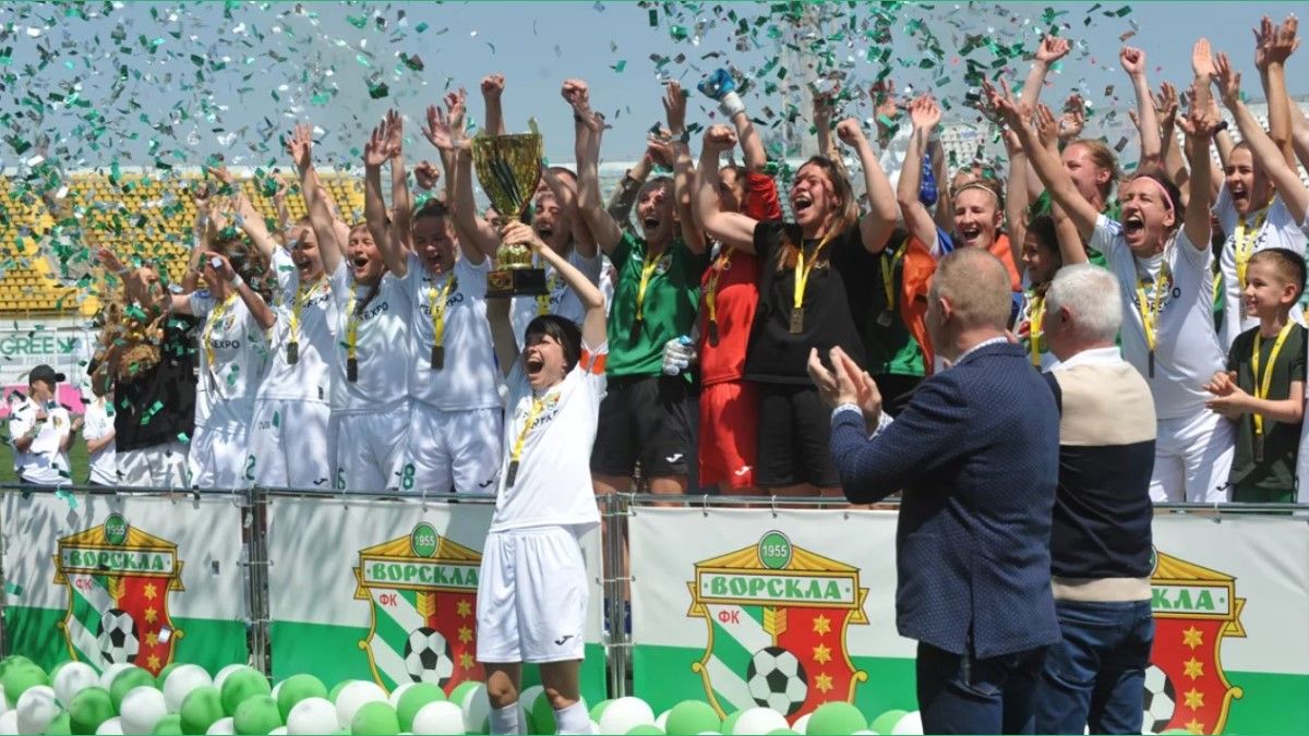 Жіноча команда Ворскли святкує тріумф у чемпіонаті України / фото: ФК Ворскла