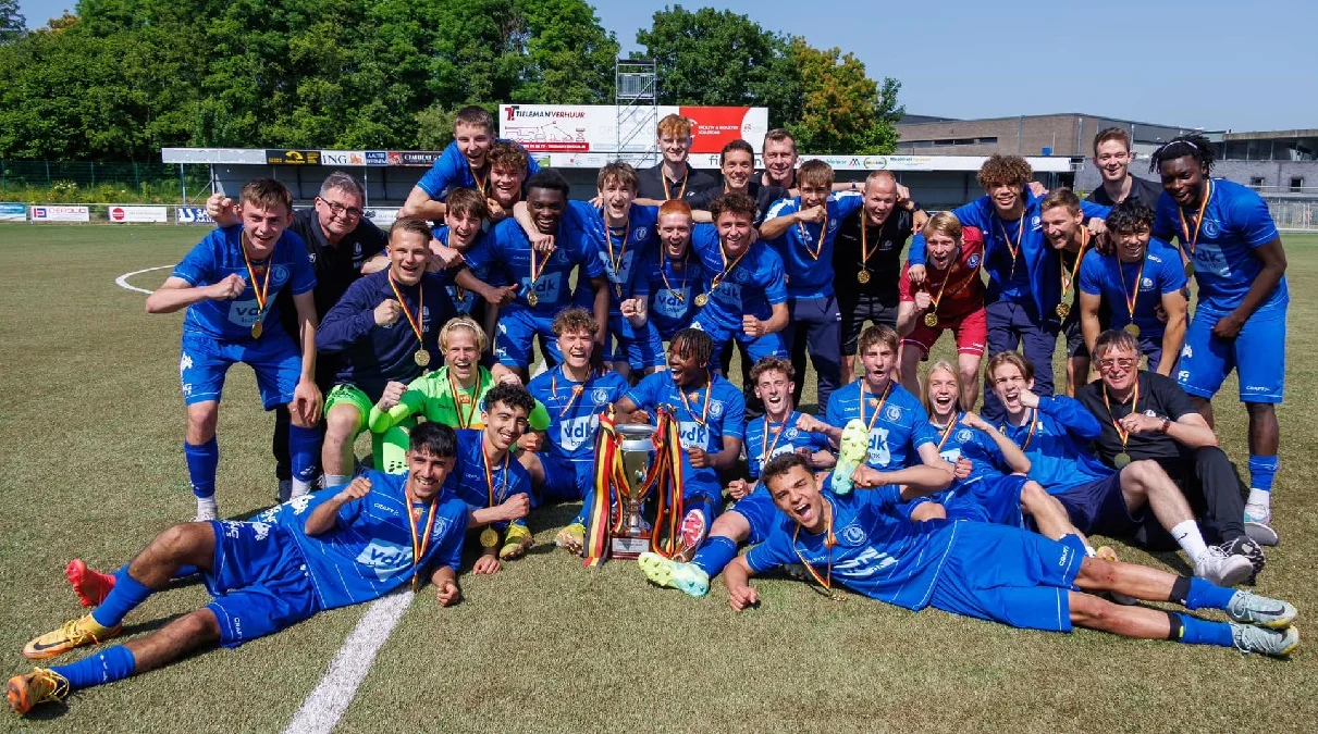 Михайло Дубровний (стоїть крайній ліворуч) / ФК Гент