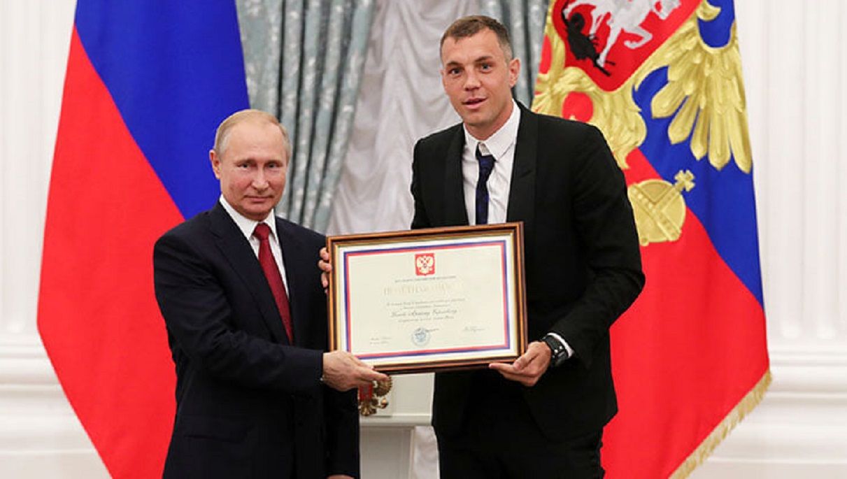 Путин вручает Дзюбе грамоту "Почетный кретин" / Фото из открытых источников