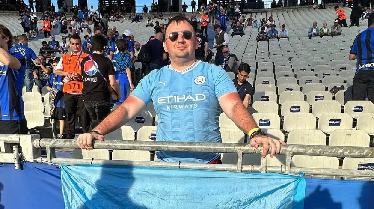 Болельщик, который подвергался нападкам за украинский флаг / Фото из соцсетей