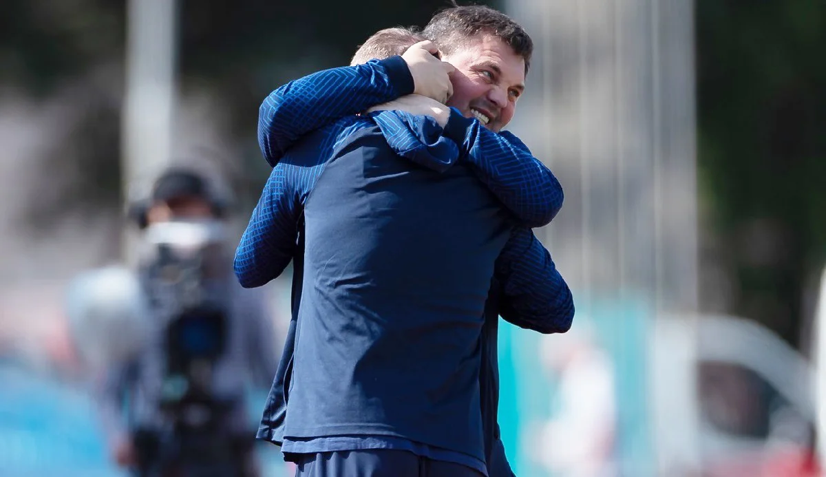 Кучер в объятиях Красникова / СК Днепр-1