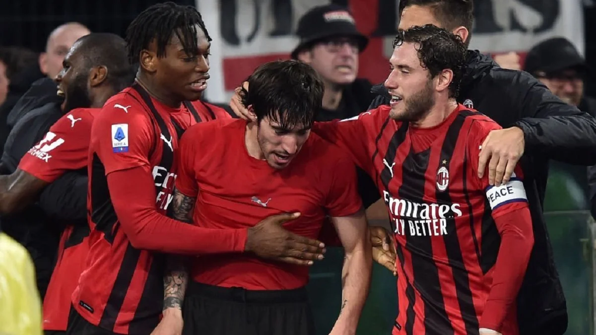 Сандро Тонали (посередине) / фото: Милан