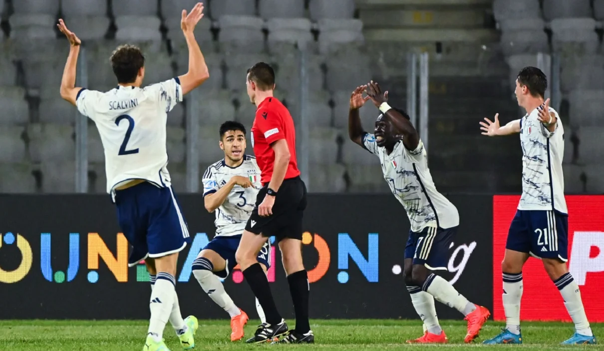 Итальянцы бросаются на арбитра / Getty Images
