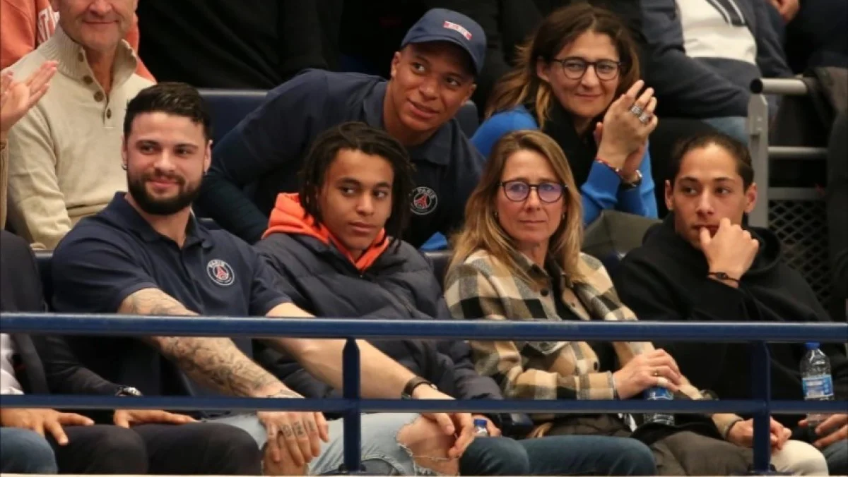 Килиан Мбаппе со своей мамой / Getty Images