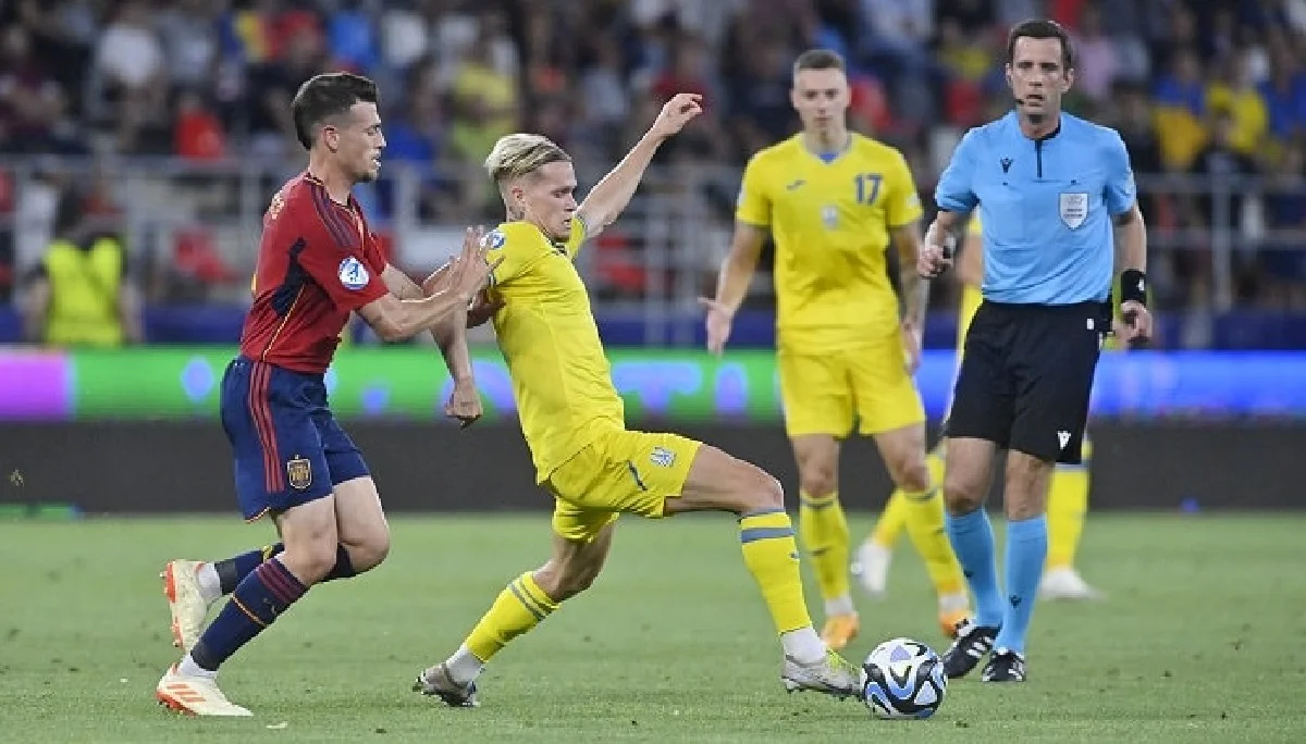 Михаил Мудрик (в центре) / УАФ