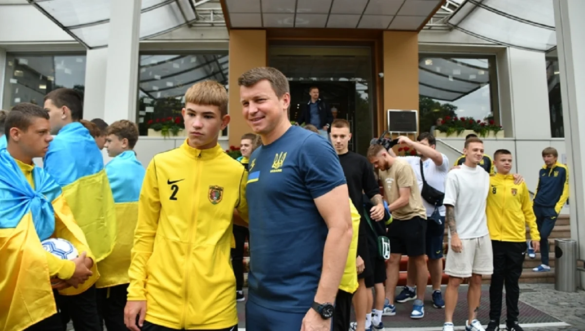 Руслан Ротань с болельщиком / фото: УАФ