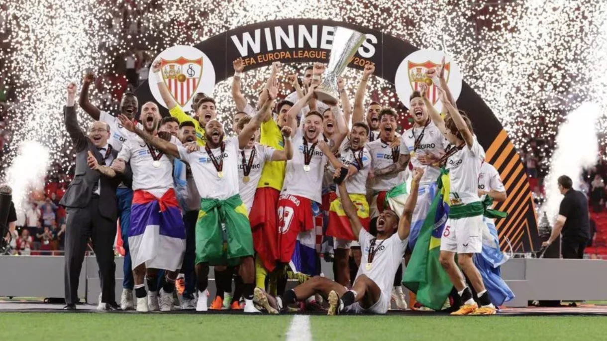 Севілья з кубком ЛЄ / Getty Images