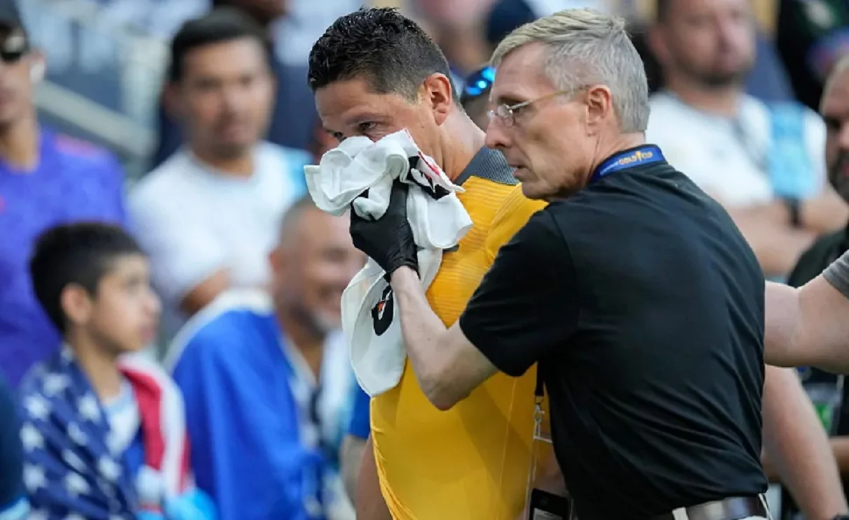 Врач выводит Эспинозу / Getty Images