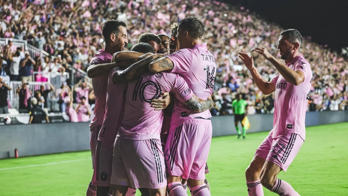 Сергей Кривцов (справа) мчится приветствовать Месси / Интер Майами